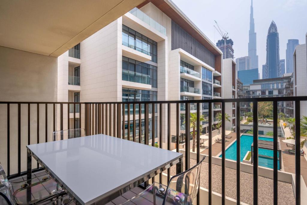 Bazén v ubytování City walk apartment Specter nebo v jeho okolí