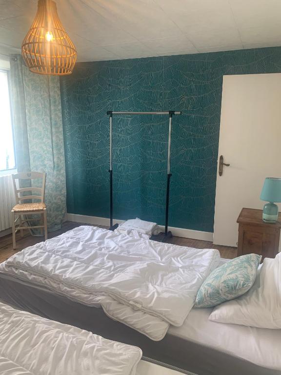 Un ou plusieurs lits dans un hébergement de l'établissement Maison 2 chambres- grand jardin-WIFI - au cœur du village AUBETERRE -visites- conciergerie J&N