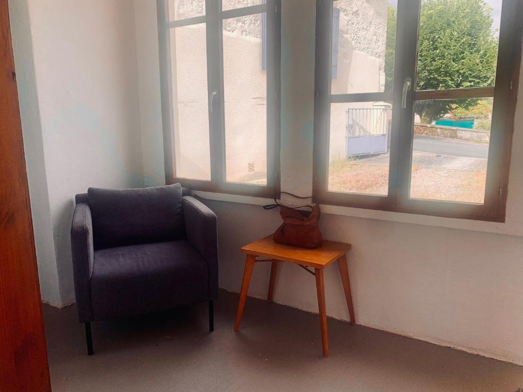 Coin salon dans l'établissement Maison 2 chambres- grand jardin-WIFI - au cœur du village AUBETERRE -visites- conciergerie J&N