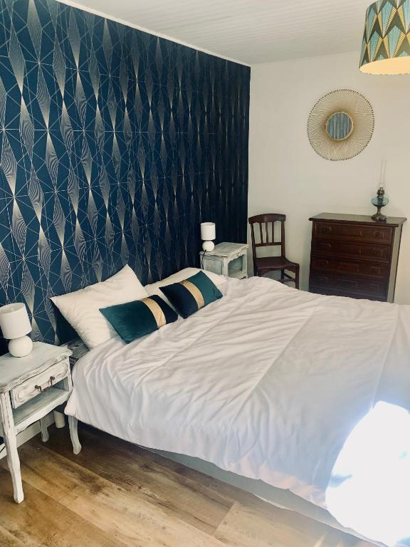 Un ou plusieurs lits dans un hébergement de l'établissement Maison 2 chambres- grand jardin-WIFI - au cœur du village AUBETERRE -visites- conciergerie J&N
