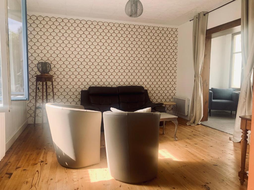Coin salon dans l'établissement Maison 2 chambres- grand jardin-WIFI - au cœur du village AUBETERRE -visites- conciergerie J&N