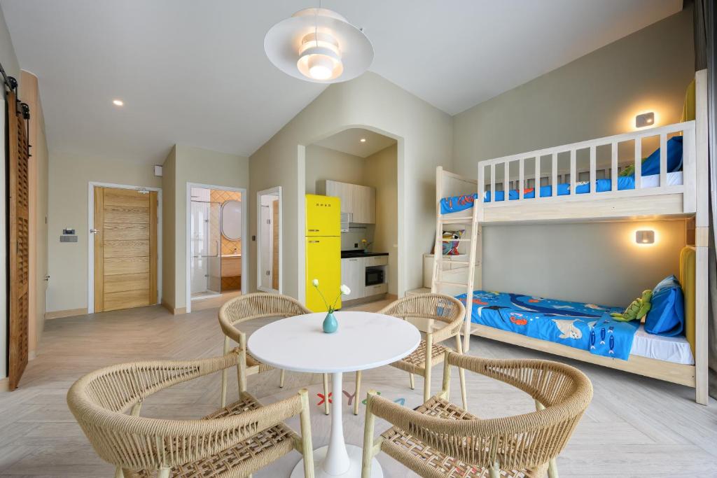 Postel nebo postele na pokoji v ubytování Centara Life Lamai Resort Samui