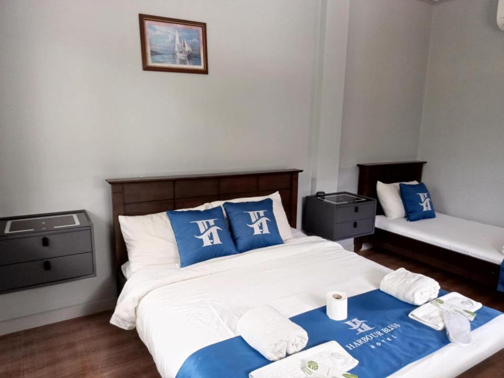 Postel nebo postele na pokoji v ubytování Harbour Bliss Hotel