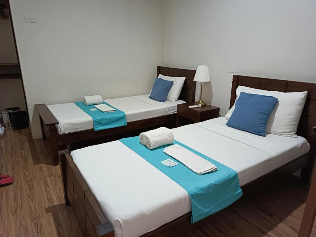 Postel nebo postele na pokoji v ubytování Harbour Bliss Hotel