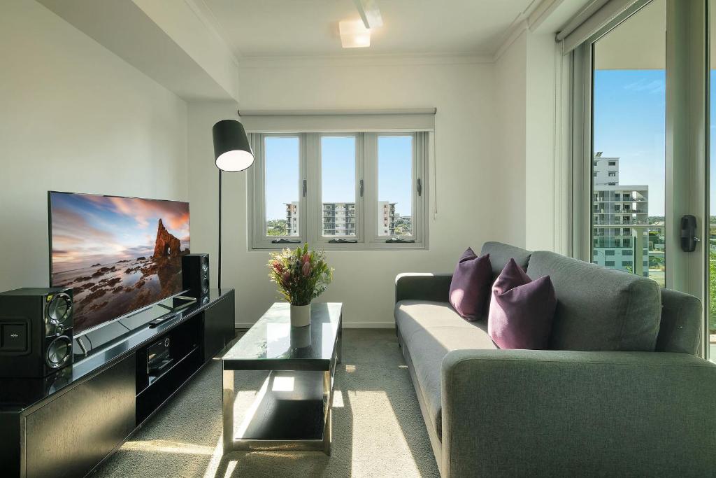 TV a/nebo společenská místnost v ubytování H on Mitchell Apartment Hotel