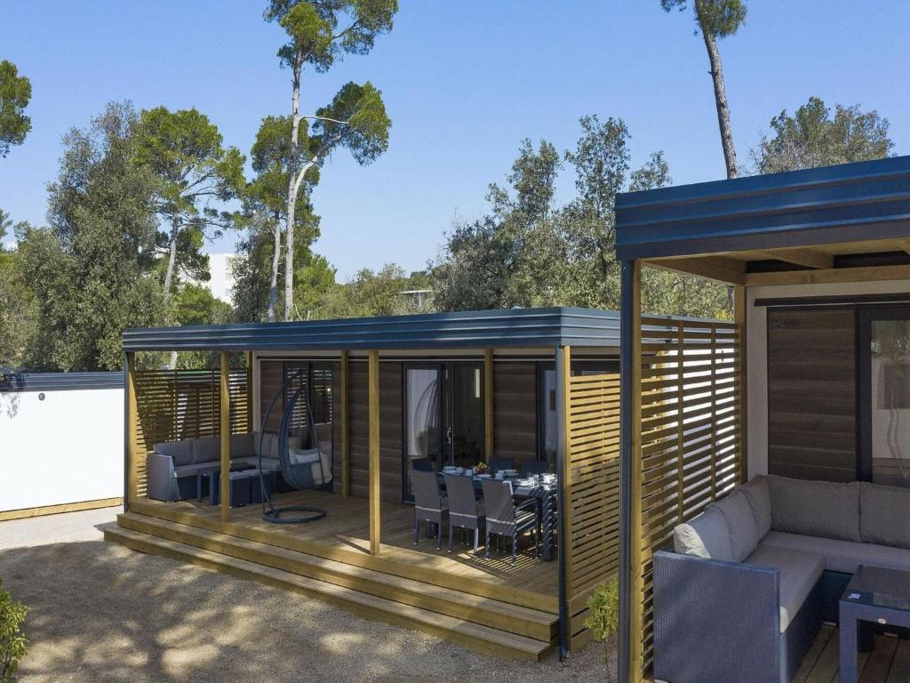 Mobile homes in Camp Soline at Biograd, with sand- and pebble beach