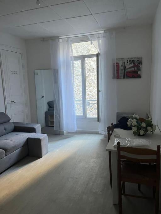 un salon avec un canapé et une table dans l'établissement Felix YourHostHelper, à Marseille