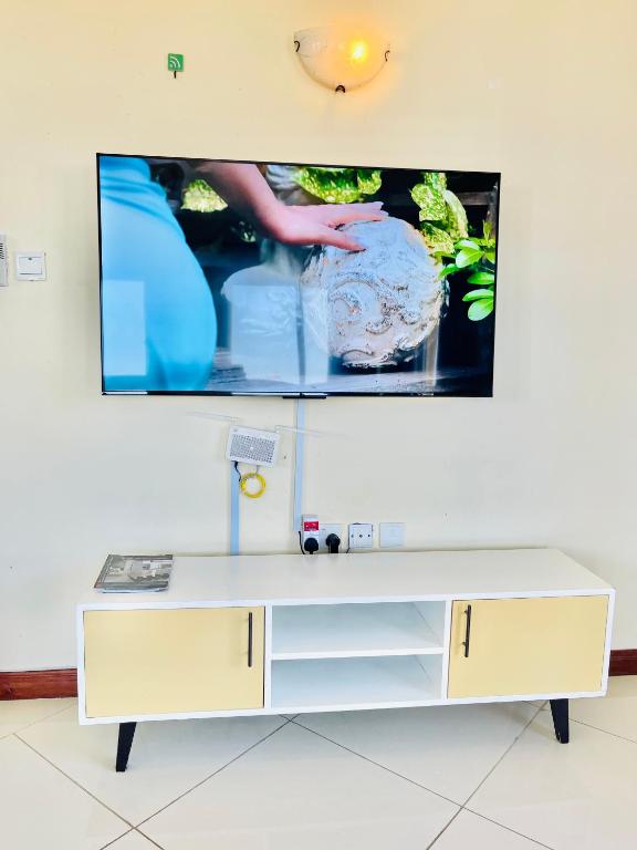 TV a/nebo společenská místnost v ubytování Elna's Nyali - Work & Unwind - Pool, Sea Views, AC & Fast Wi-Fi