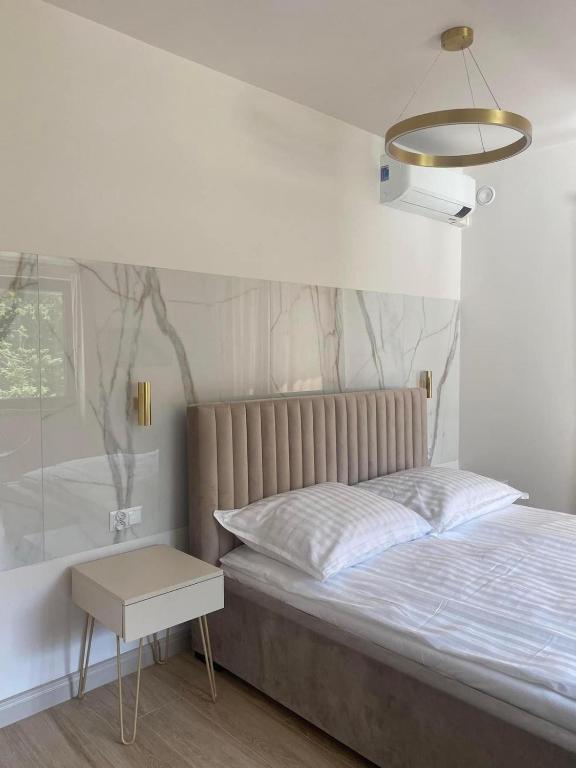 Posteľ alebo postele v izbe v ubytovaní Apartamenty