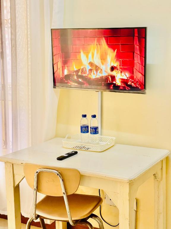 TV a/nebo společenská místnost v ubytování Elna's Nyali - Work & Unwind - Pool, Sea Views, AC & Fast Wi-Fi