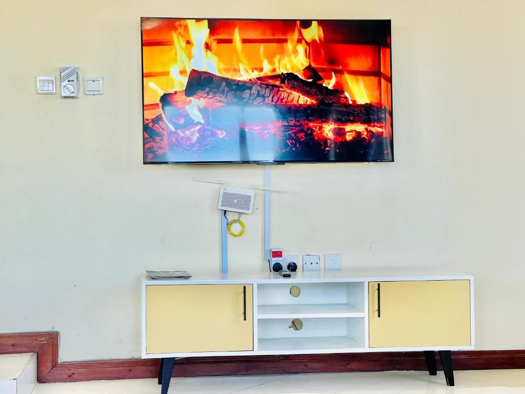 TV a/nebo společenská místnost v ubytování Elna's Nyali - Work & Unwind - Pool, Sea Views, AC & Fast Wi-Fi