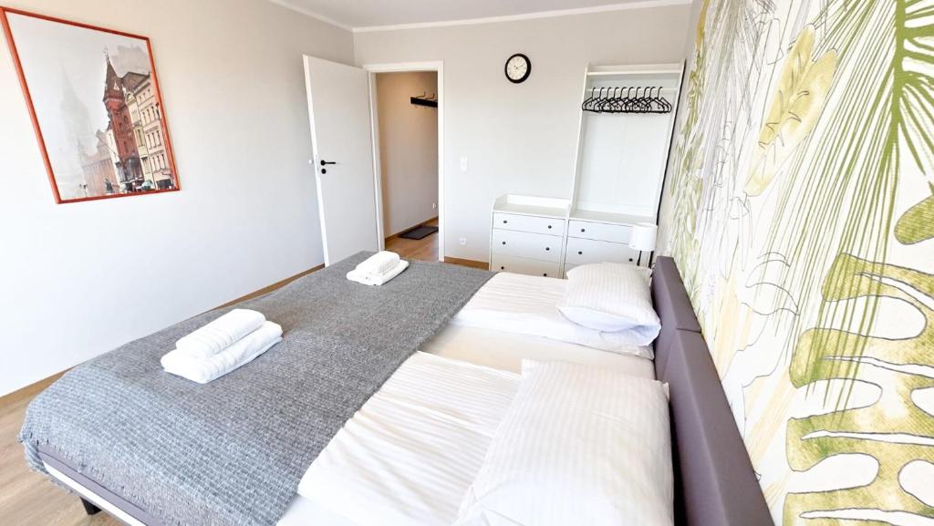une chambre avec un lit avec deux oreillers blancs dans l'établissement K4648 by Rentoom, à Toruń