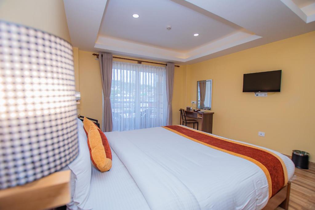 A television and/or entertainment centre at Hotel Hidden Kingdom