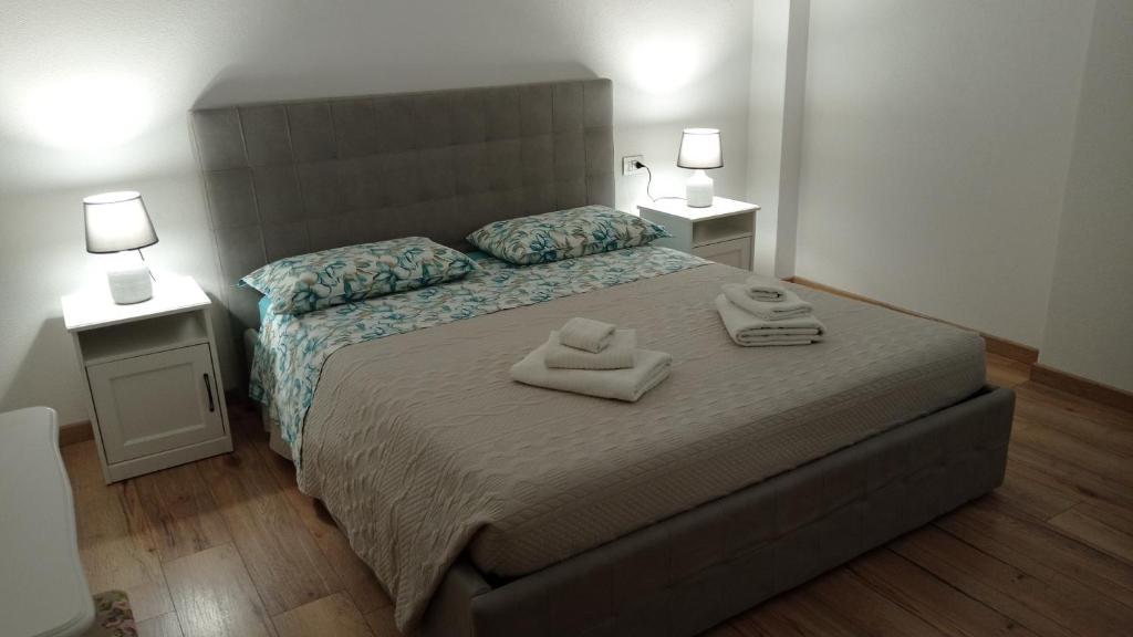 sypialnia z łóżkiem i dwoma ręcznikami na nim w obiekcie Casa Mirta w mieście Mandello del Lario