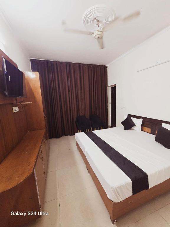 Postel nebo postele na pokoji v ubytování Mohali Hotel