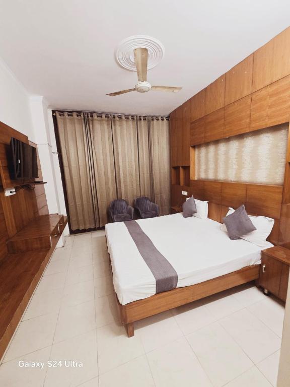 Postel nebo postele na pokoji v ubytování Mohali Hotel