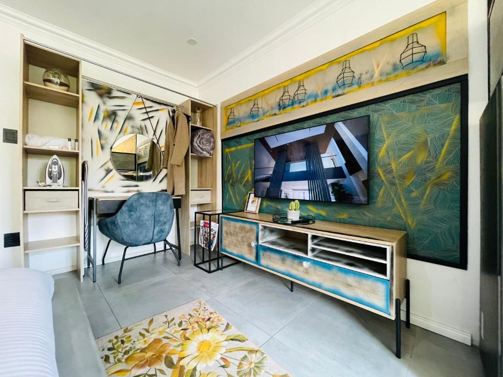 TV a/nebo společenská místnost v ubytování 24 On Basil Boutique Luxury Hotel