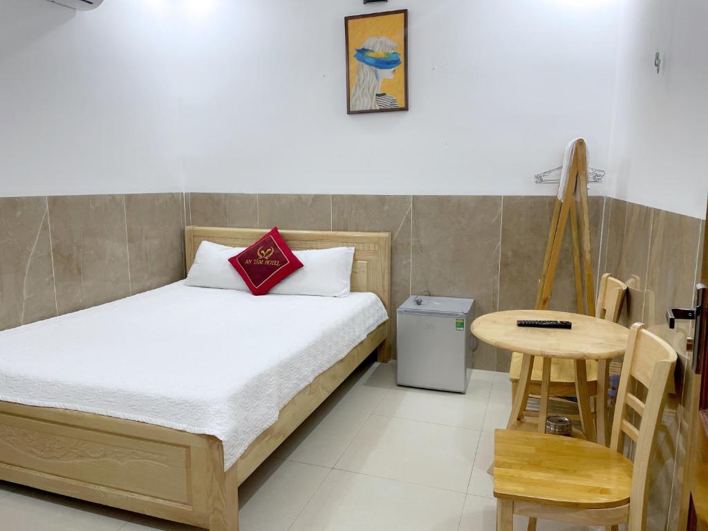Giường trong phòng chung tại Hotel Hoàng Phúc