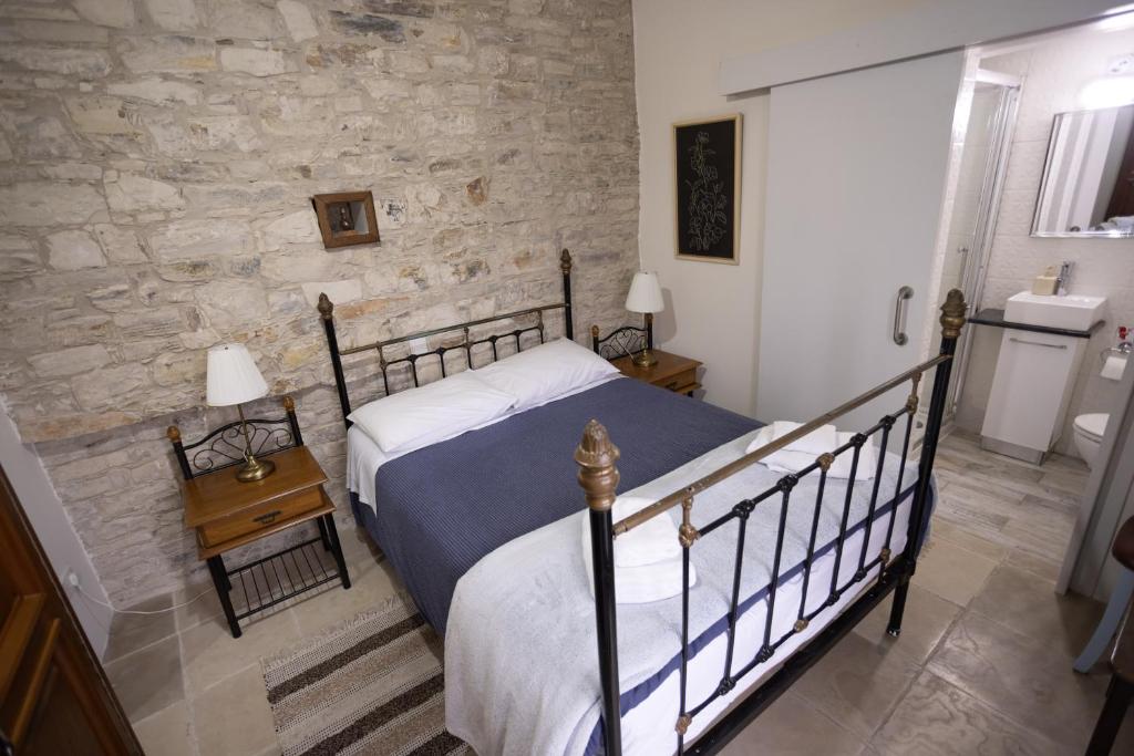 Postel nebo postele na pokoji v ubytování Lazaros Stonehouse