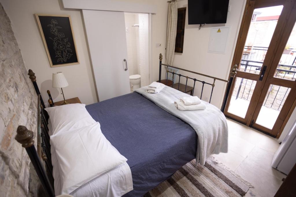 Postel nebo postele na pokoji v ubytování Lazaros Stonehouse