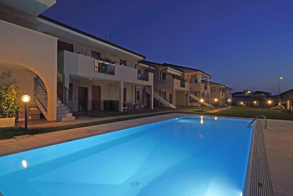Bazén v ubytovaní La Mimosa B03 Apartment by Wonderful Italy alebo v jeho blízkosti