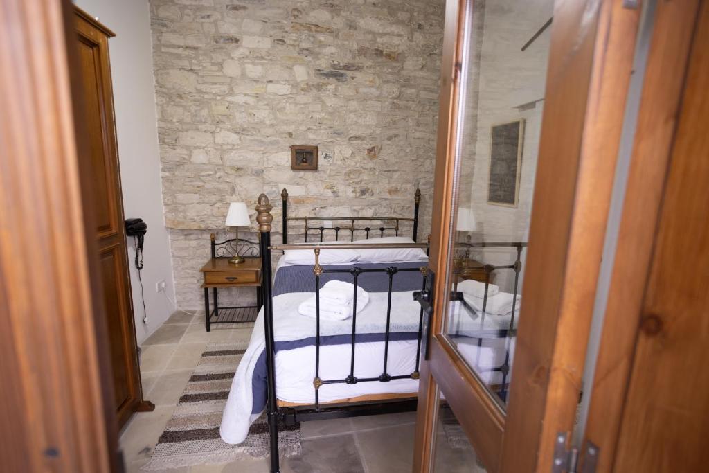Postel nebo postele na pokoji v ubytování Lazaros Stonehouse