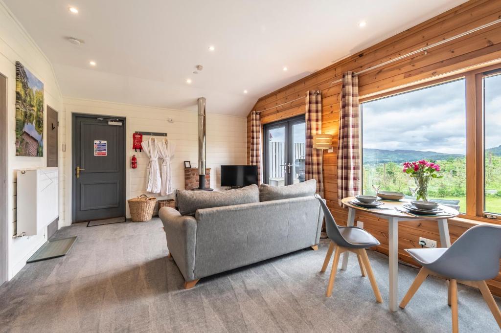 Posezení v ubytování Kinnaird Woodland Lodges