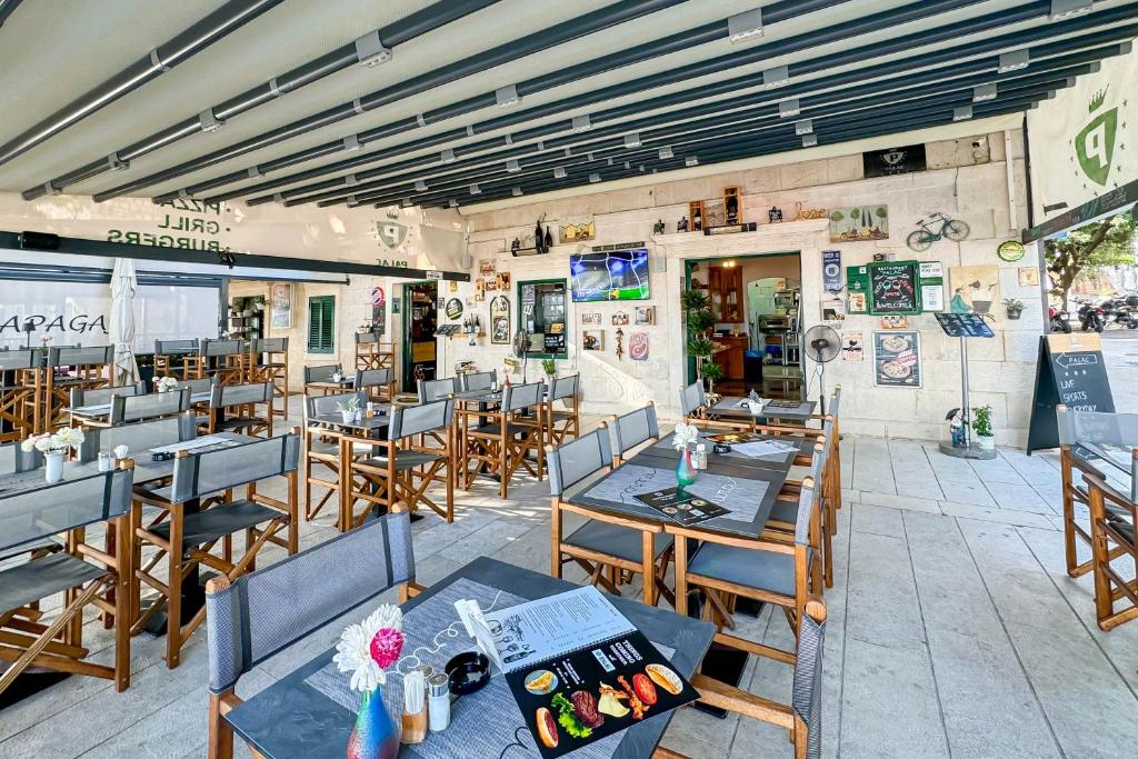 Restaurace v ubytování Bed & Breakfast Palac -Free Parking-