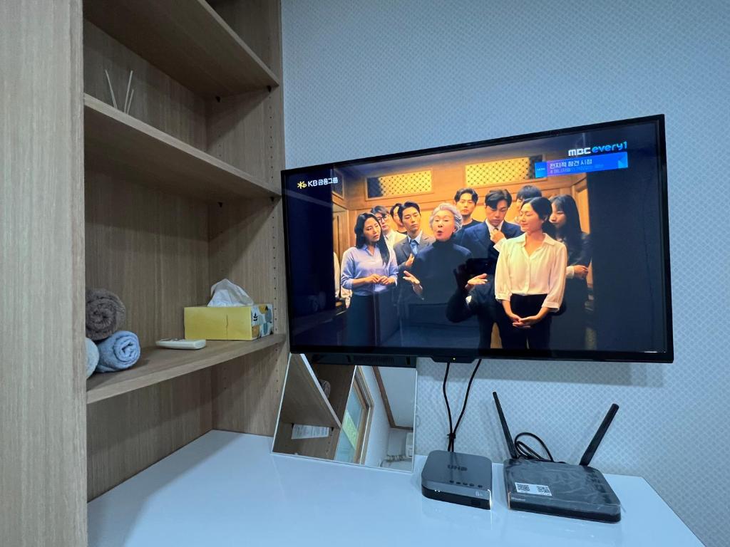 TV a/nebo společenská místnost v ubytování Sangmin Sweet