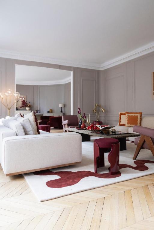 - un salon avec un canapé blanc et un tapis rouge dans l'établissement Luxueux Appartement, La Muette - Paris 16 ème, à Paris