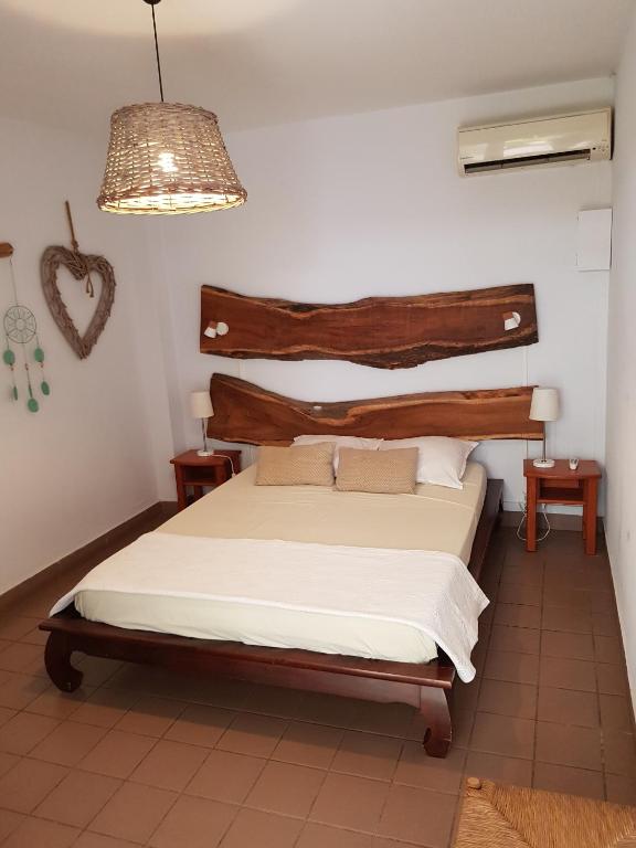 Postel nebo postele na pokoji v ubytování 4 - LE VACOA - CHAMBRE 4 Rdc D