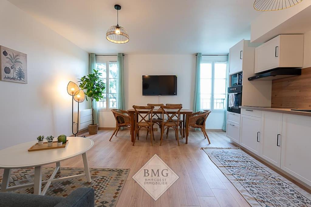 une cuisine et une salle à manger avec une table et des chaises dans l'établissement Bellagio appartement Disneyland, à Serris