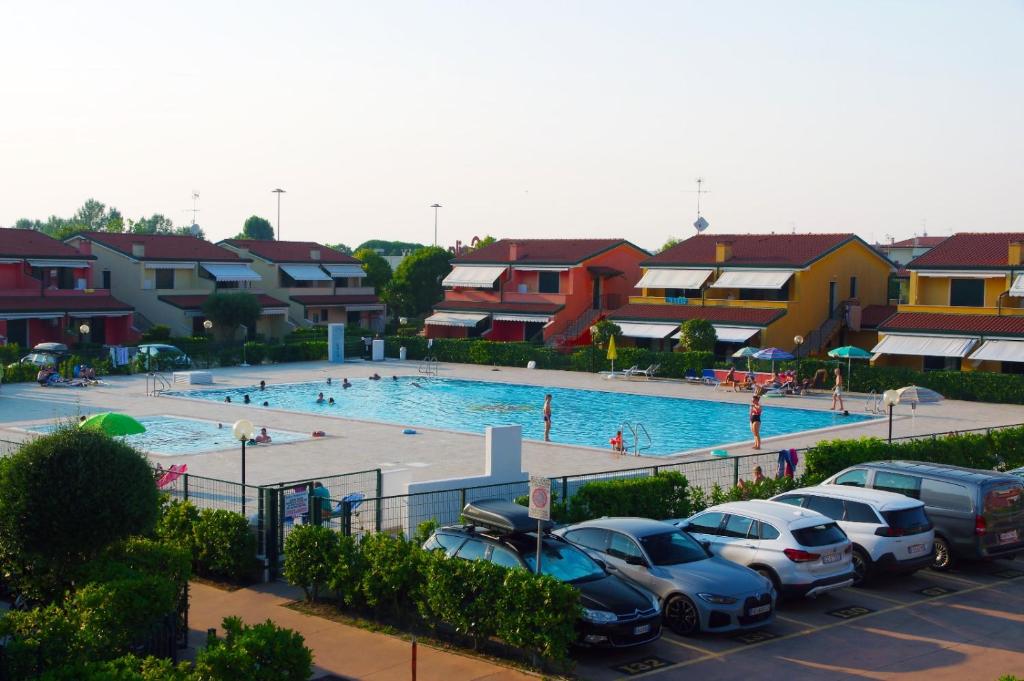 Bazén v ubytování HOTEL AQUA MARINA FAMILY VILLAGE RESORT 4 S - Daily Rooms Tidying - CocktailsBar- Pet Friendly - with Hypermarket - Delivery Restaurant-Pizzeria - Room Breakfast with supplement - Ultra Fast Wi-Fi - Play Area for children - Olympic Swimming Pool - Parking nebo v jeho okolí