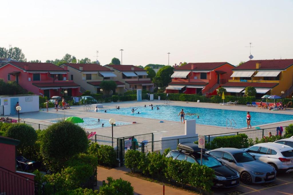 Bazén v ubytování HOTEL AQUA MARINA FAMILY VILLAGE RESORT 4 S - Daily Rooms Tidying - CocktailsBar- Pet Friendly - with Hypermarket - Delivery Restaurant-Pizzeria - Room Breakfast with supplement - Ultra Fast Wi-Fi - Play Area for children - Olympic Swimming Pool - Parking nebo v jeho okolí