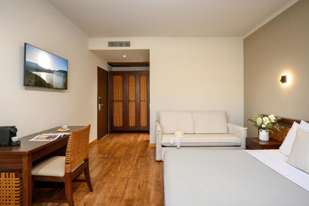 TV a/nebo společenská místnost v ubytování Elisso Hotel