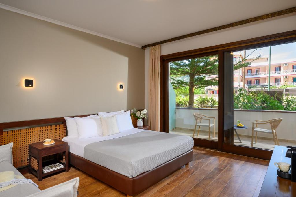 Postel nebo postele na pokoji v ubytování Elisso Hotel