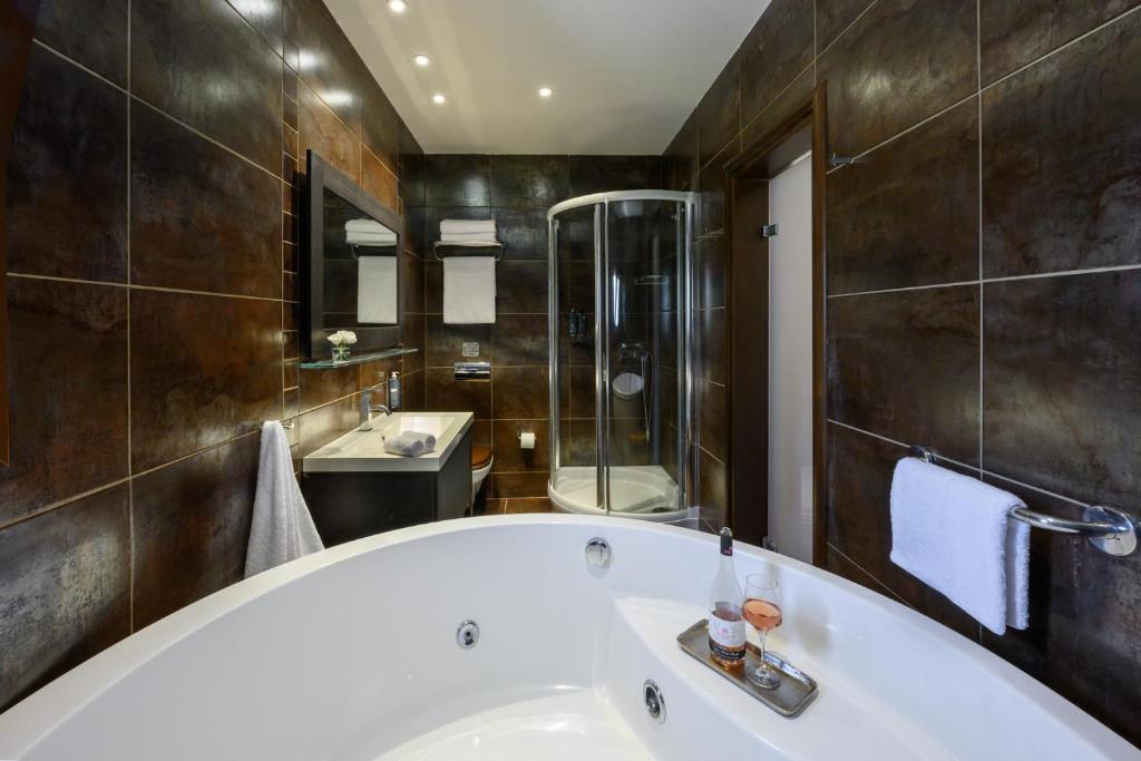 Koupelna v ubytování Elisso Hotel