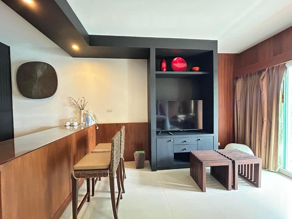 TV a/nebo společenská místnost v ubytování Benyada Lodge - Surin Beach