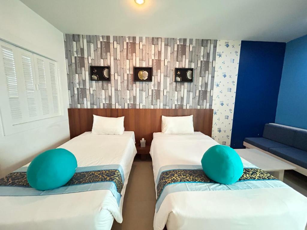 Postel nebo postele na pokoji v ubytování Benyada Lodge - Surin Beach