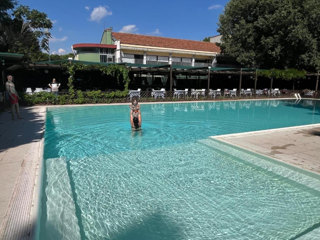 Bazén v ubytování Hotel Sporting Brugherio nebo v jeho okolí