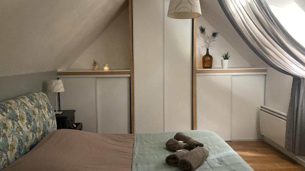 une chambre avec un lit avec deux ours en peluche dessus dans l'établissement Chez Suzanne, à Écouen