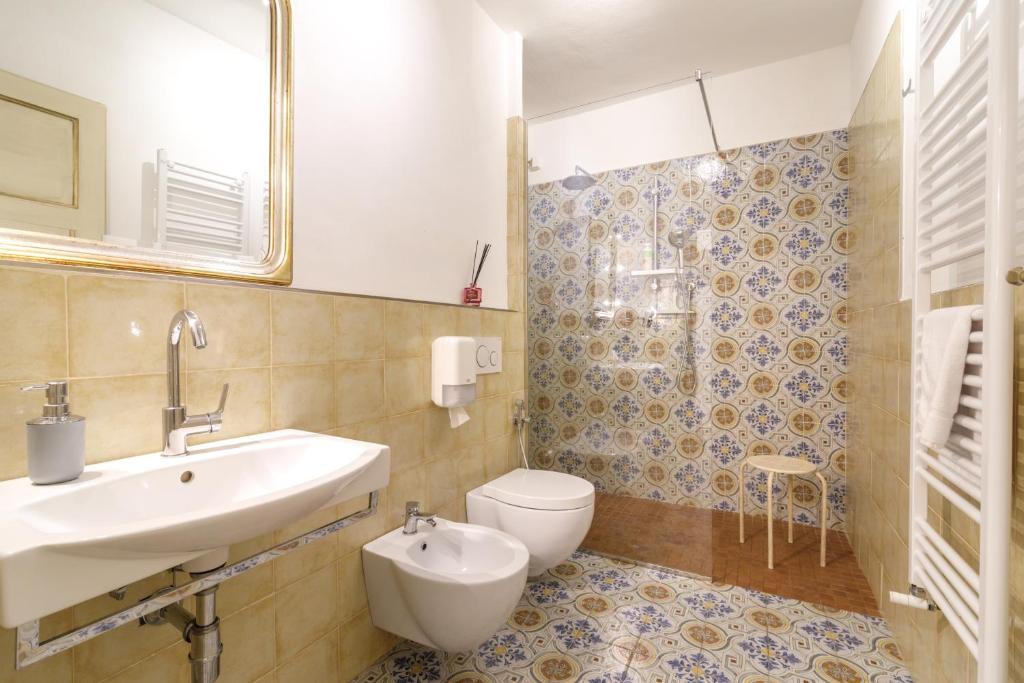 łazienka z umywalką i toaletą w obiekcie Charme Centro Storico w Sienie