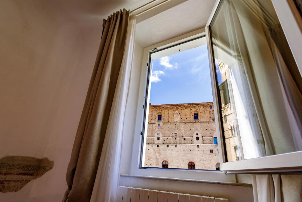 Zdjęcie z galerii obiektu Charme Centro Storico w Sienie