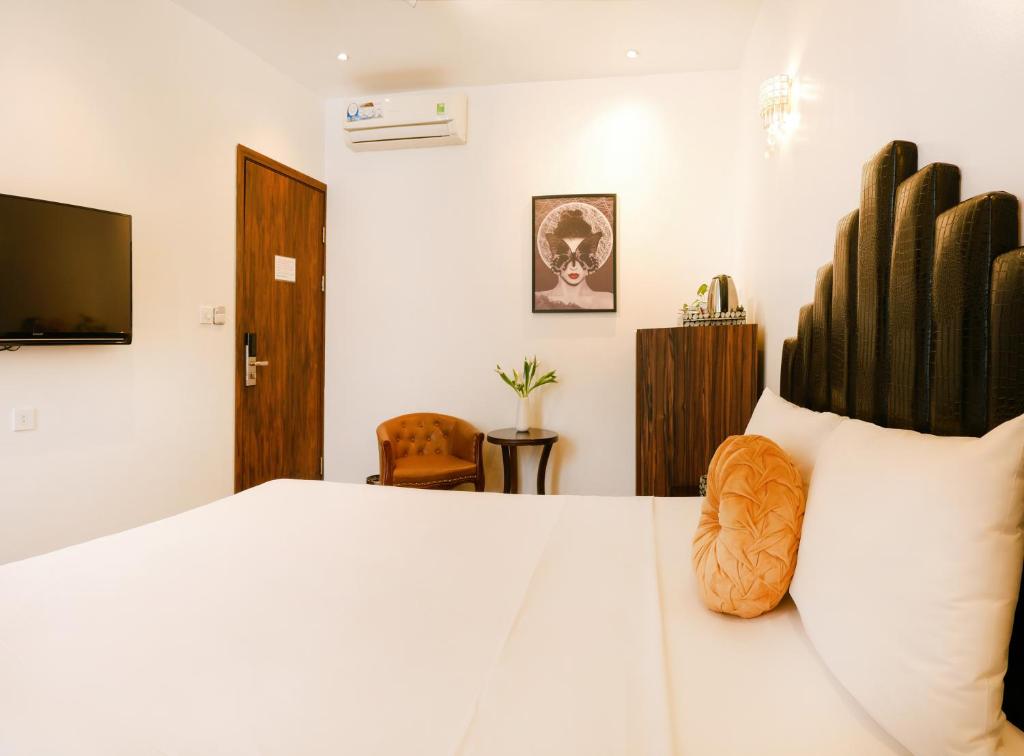 TV a/nebo společenská místnost v ubytování Rosa Hanoi Hotel