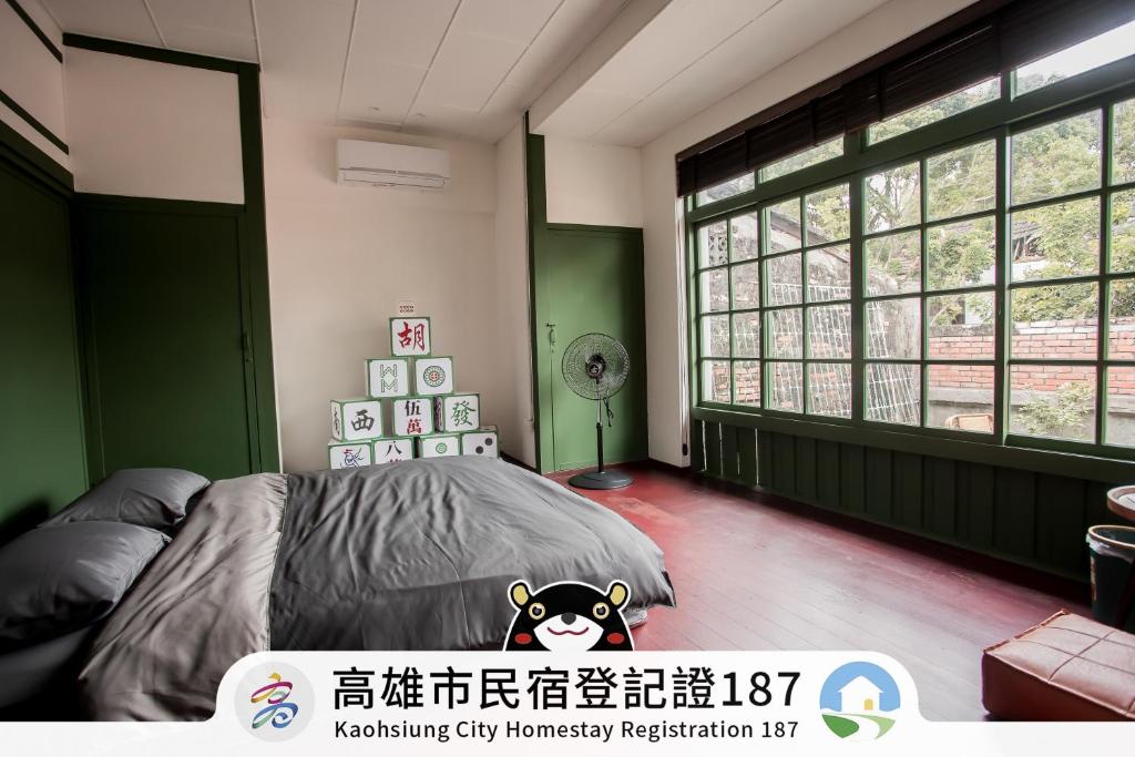 Postel nebo postele na pokoji v ubytování 興華居室港風民宿-鳳山民宿
