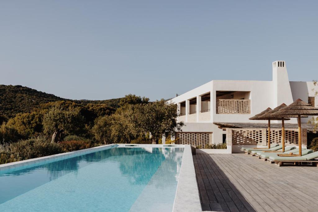 Bazén v ubytování VILLA FLAKA Boutique Hôtel Confidentiel et Convivial nebo v jeho okolí