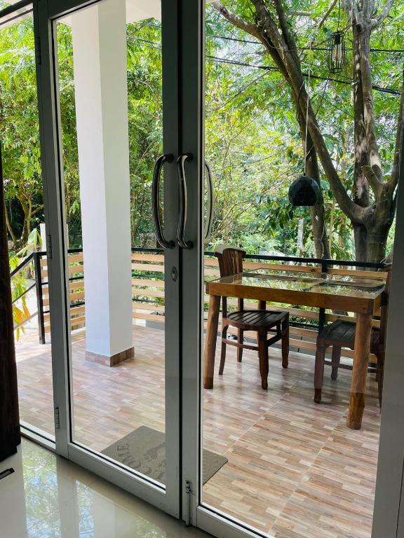 Balkón nebo terasa v ubytování Dhanudi Homestay