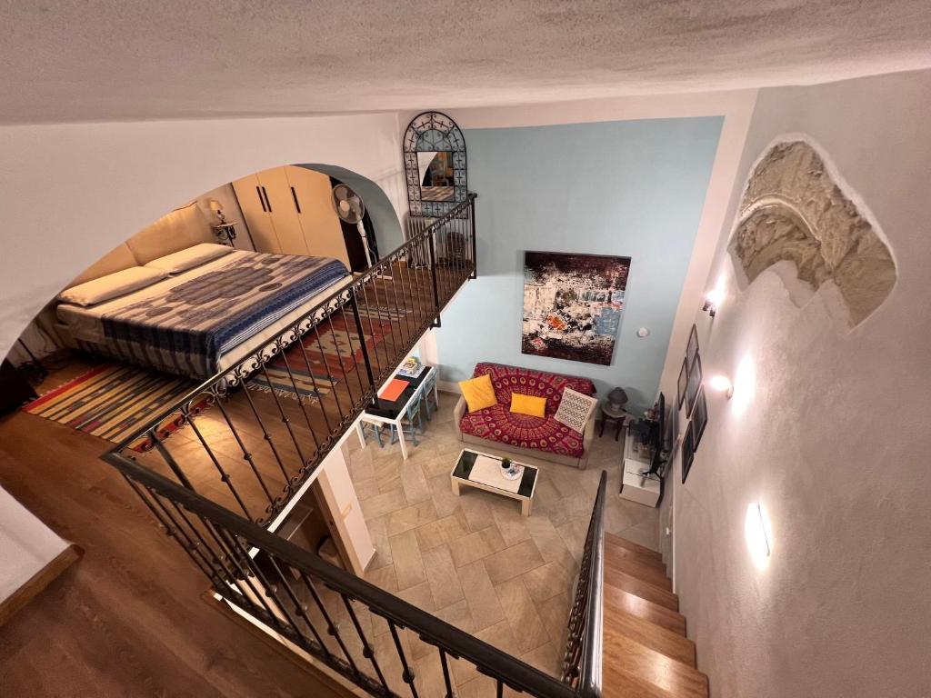 una vista sul soffitto di una camera con un letto e una scala di Monolocale Castello Cagliari centro storico a Cagliari