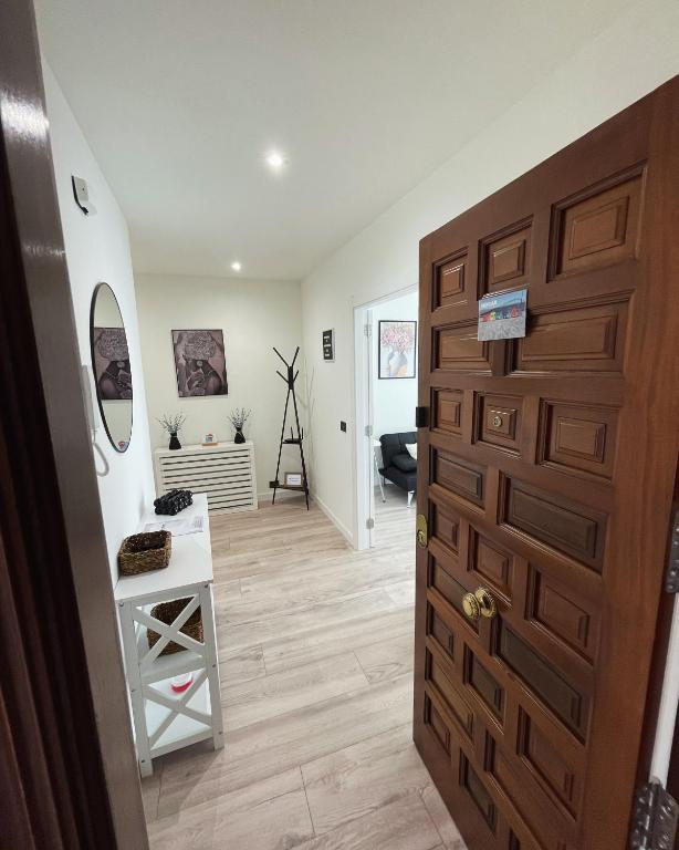 Habitación con puerta de madera y mesa blanca en Hogar Ribeiriña Ribeira, en Ribeira