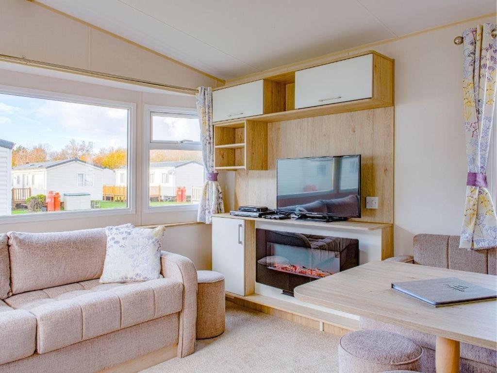 TV a/nebo společenská místnost v ubytování Pinewoods Park Compact sleeps 6 – dog friendly